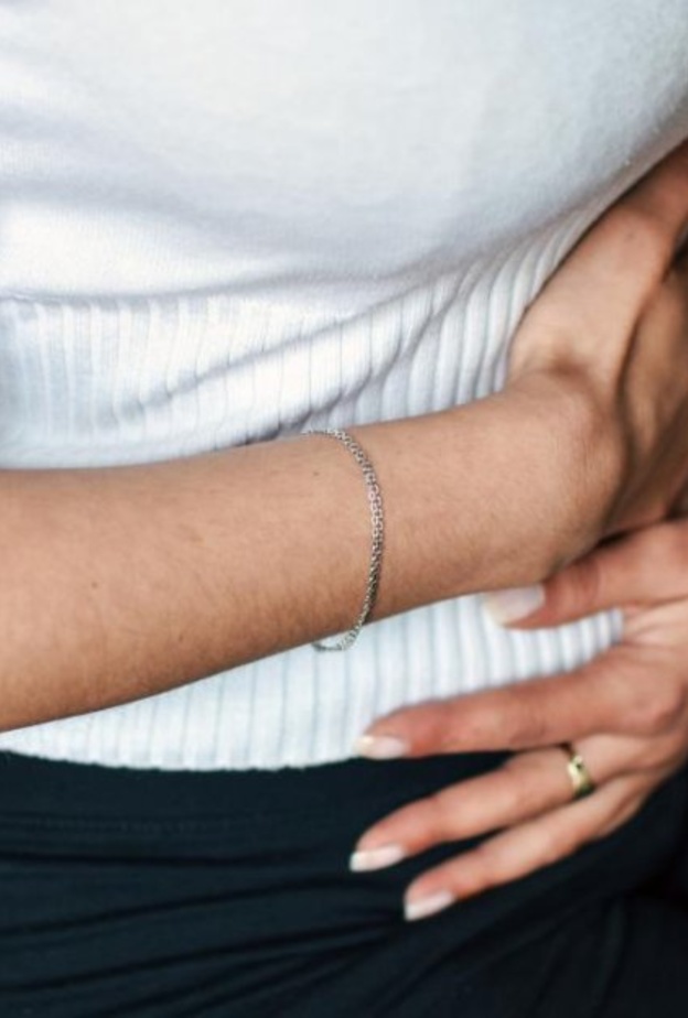  القولون الهمضي يسبب آلام في البطن