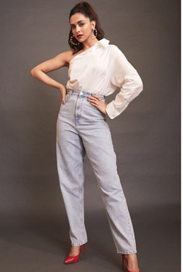 اطلالة شبابية في الجينز نسقتها ديبيكا بادكون
