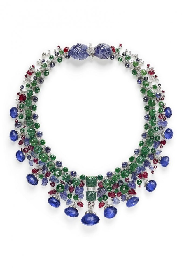 الأديبة الفرنسية ديزي فيلوز ترتدي قلادة توتي فروتي Tutti Frutti الخاصة بها، قطعة من تشكيلة كارتييه عام 1936