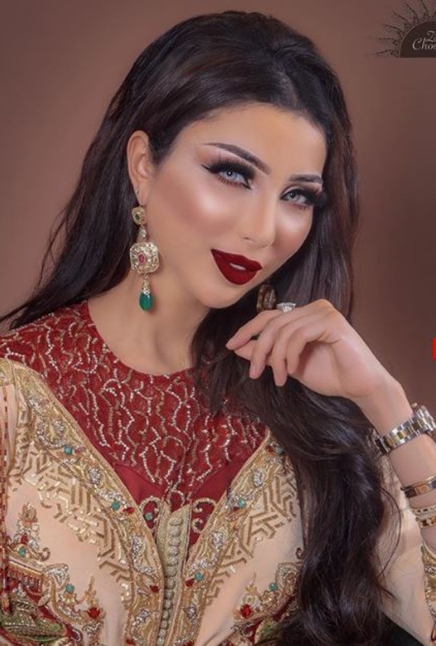 دنيا بطمة مع شقيقاتها ووالدتها