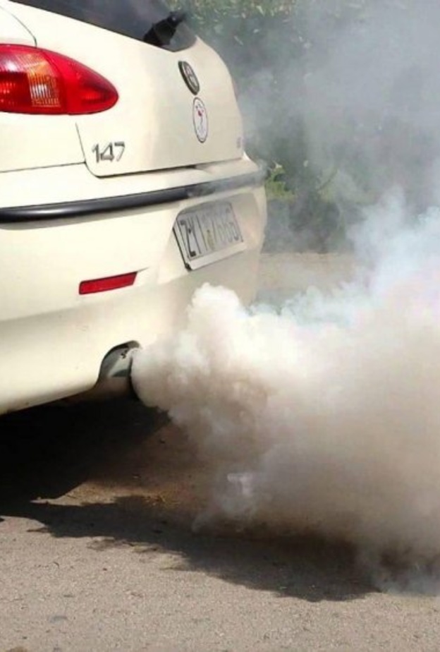 طرق معرفة حالة محرك السيارة من لون العادم