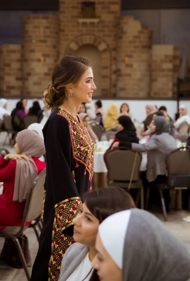 أكملت الملكة الإطلالة بتسريحة الشعر المرفوع