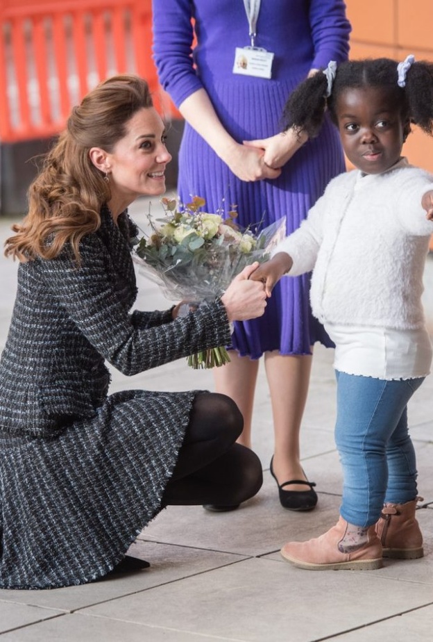  اكملت اللوك بحذاء من ماركة Gianvito Rossi بالكعب العريض