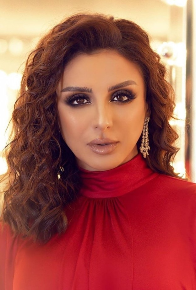 الفنانة أنغام بمكياج سموكي بارز للسهرات