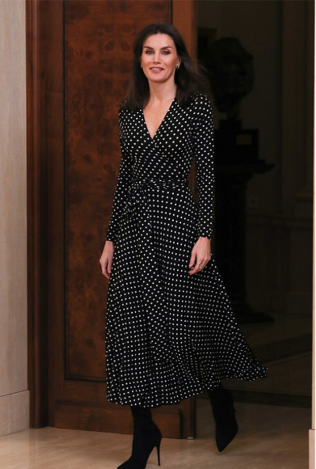 ليتيزيا ملكة إسبانيا بموضة البولكا دوتس من توقيع دار Carolina Herrera مع البنطلون المستقيم