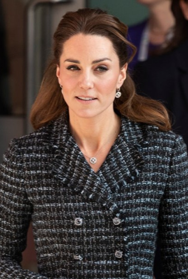 دوقة كمبريدج في إطلالة عصرية أنيقة