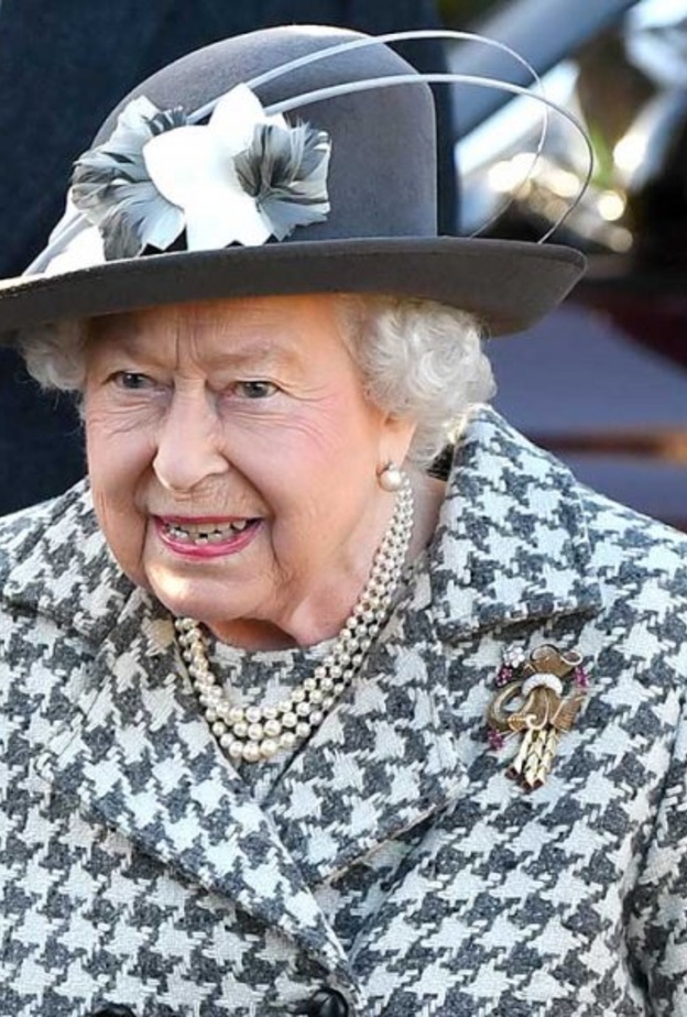 ملكة بريطانيا تستأنف نشاطها الرسمي