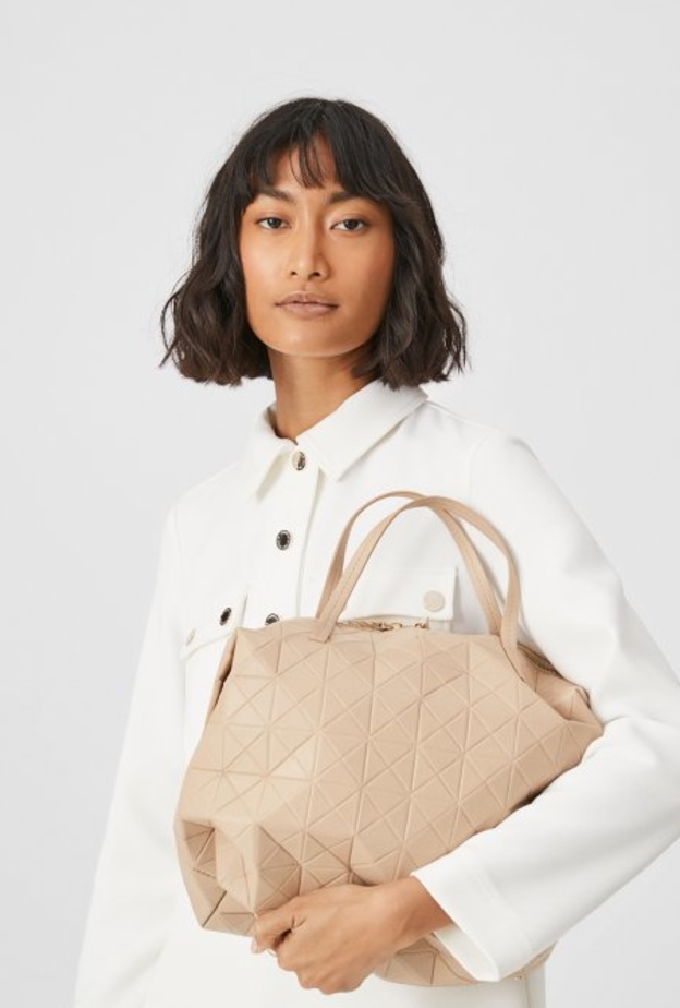 حقائب "أوريغامي" من Purificacion Garcia لربيع 2020 بالألوان الحيادية 