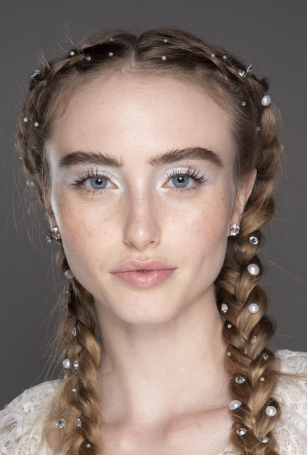 تسريحات شعر الضفائر الجانبية طبّقيها بشكل شبابي في ربيع 2020 من Dior