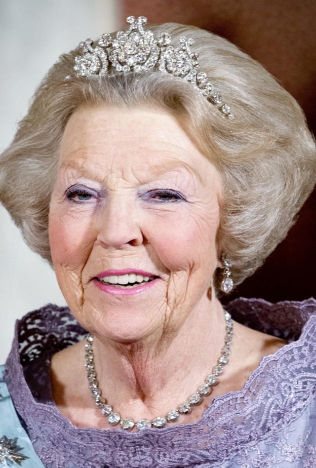 الملكة بياتريكس ترتدي بروش Queen Wilhelmina's brooch