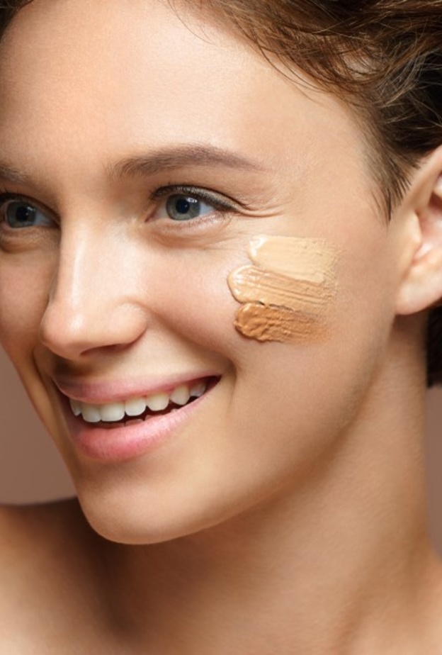 تخلصي من بقايا الماسكارا على جفونك باستخدام ملعقة أسفل رموشك