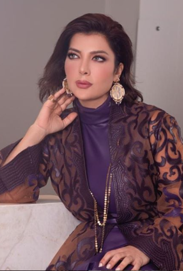 اختارت أصالة فستان بلون الفوشيا مع الشك البراق