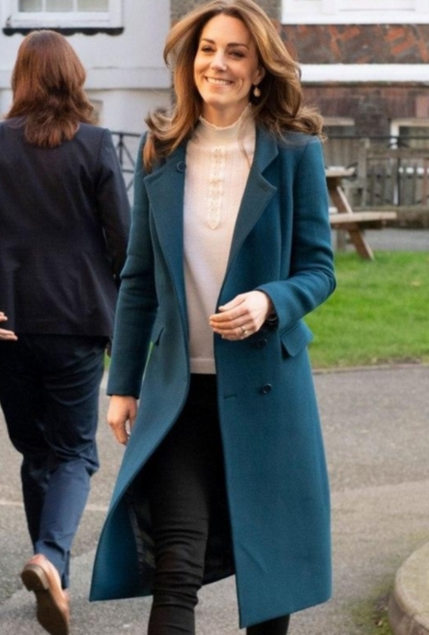 خزانة كيت تحتوي على عدد كبير من المعاطف بهذا اللون وقد تألقت بها على مرّ السنوات