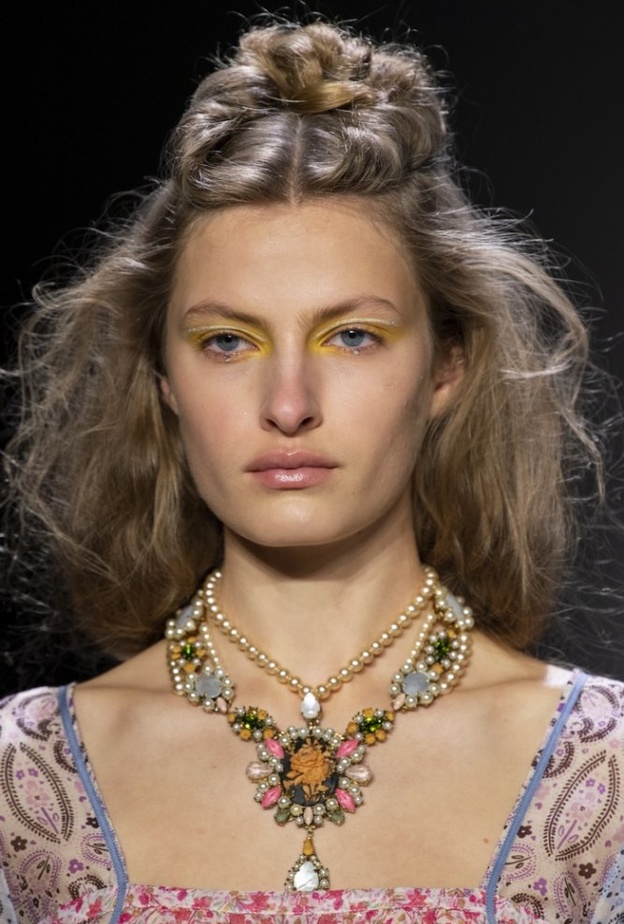 اجمل مكياج عيون اصفر مع الايلاينر الابيض لربيع 2020 من دار Anna Sui