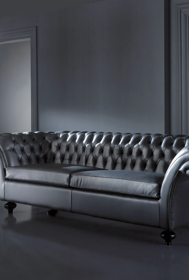 اللون البنفسجي في تصميم كنب من الجلد لغرفة معيشة عصرية