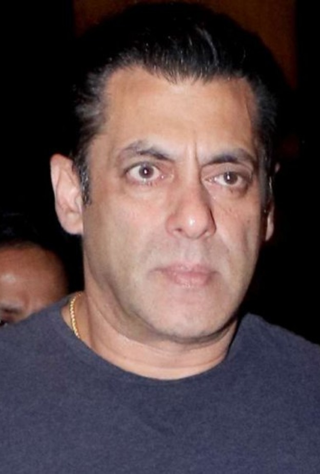 مشادة بين سلمان خان وأحد معجبيه في مطار غوا