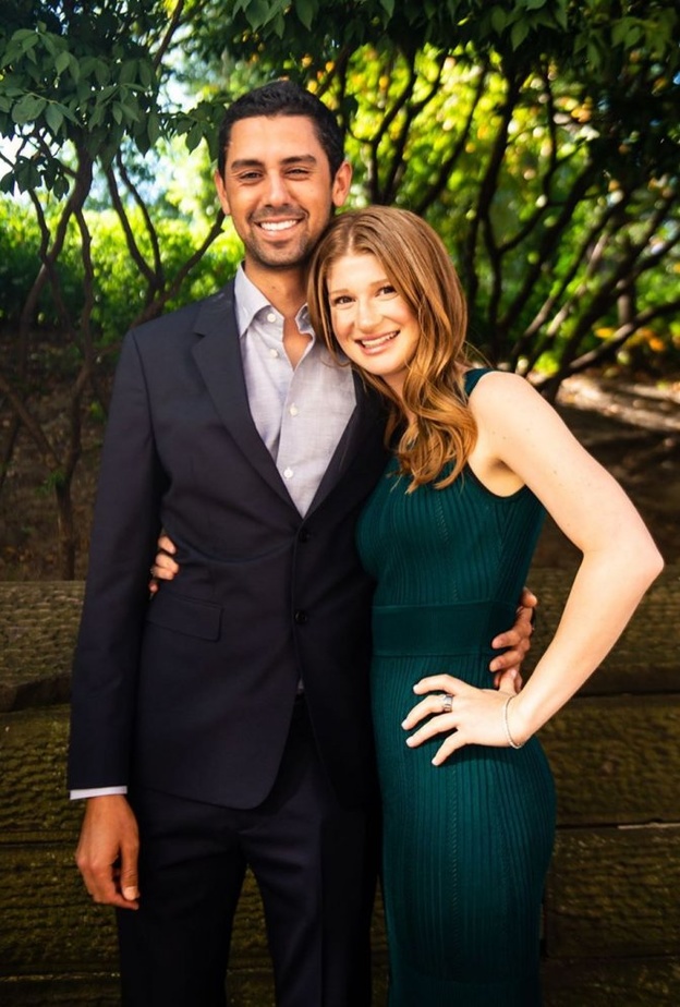 اعلنت جنيفر غيتس و نايل نصار عن خطوبتهما بعد قصة حب طويلة بدأت منذ 2017