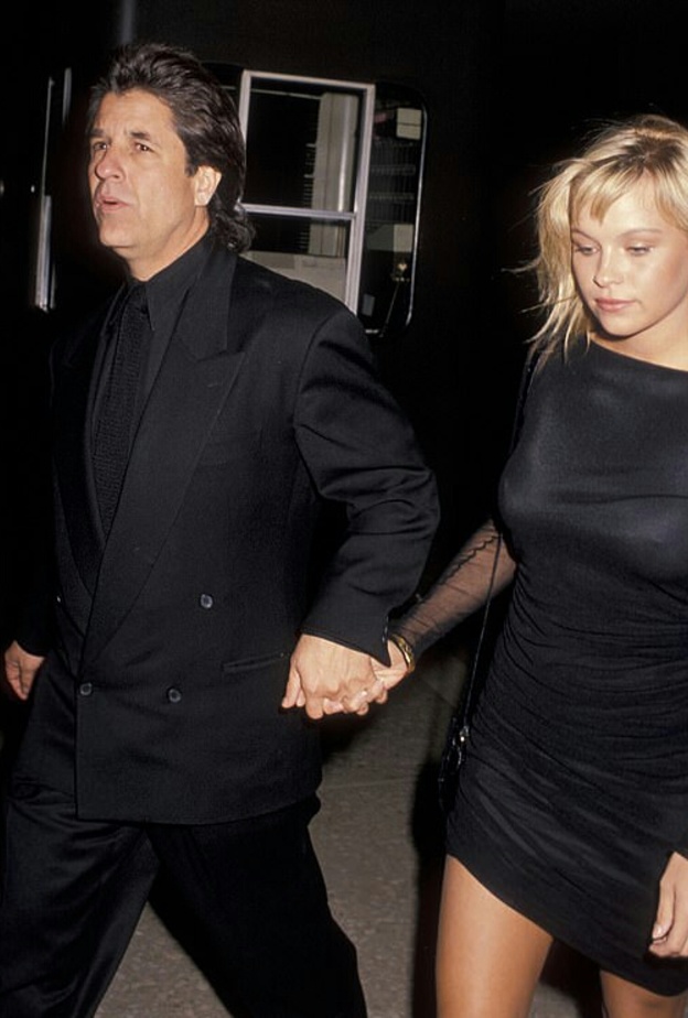 باميلا أندرسون و جون بيترز 