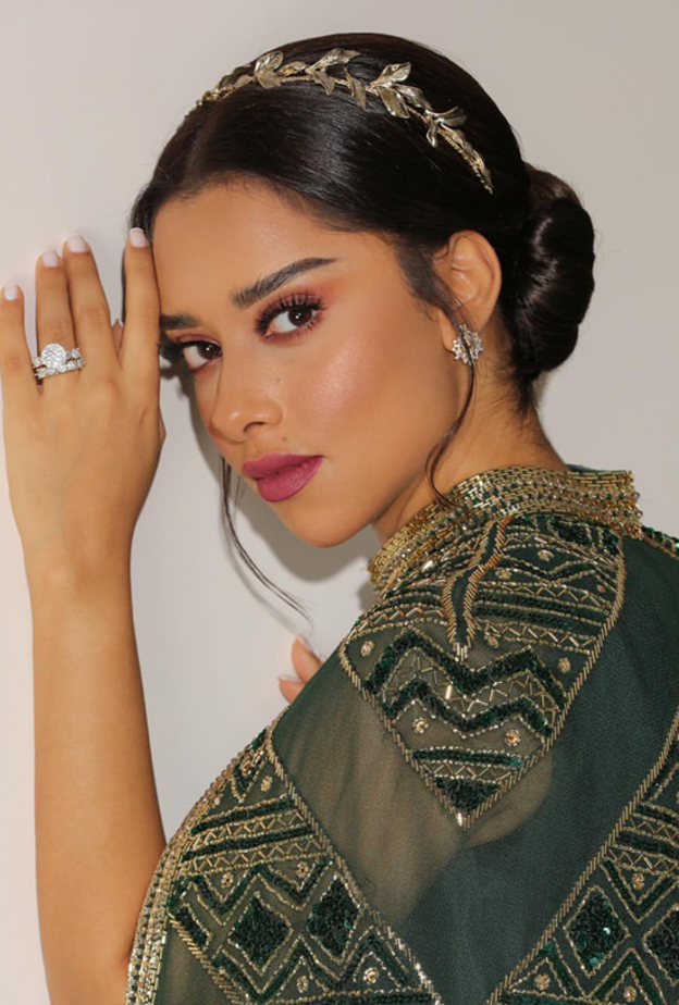 اكسسوارات شعر بلقيس فتحي ساحرة ومثيرة للجدل مع القبعة الشبابية