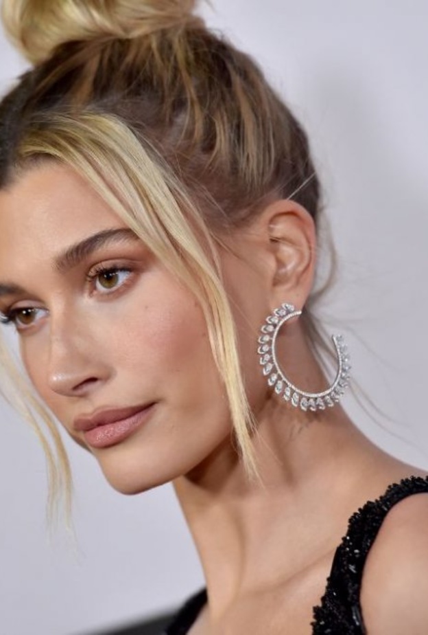 Hailey Bieber  تتألق بمجوهرات Messika Paris