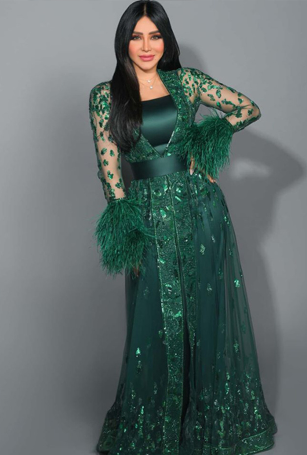 نسقت البلايزر الاخضر مع السروال والتوب الابيض