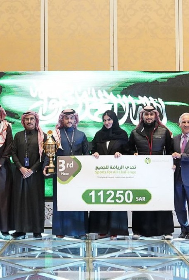 الأمير خالد بن الوليد وشيماء الحصيني من SFA يتوسطون الفريق الحائز على المركز الأول