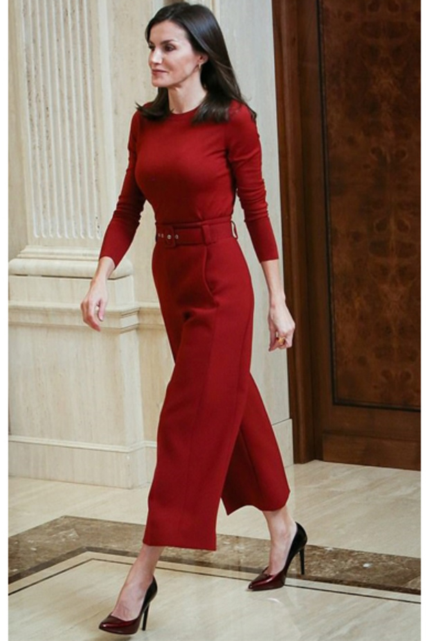 اطلالة ليتيزيا ملكة إسبانيا راقية باللون الاحمر الداكن