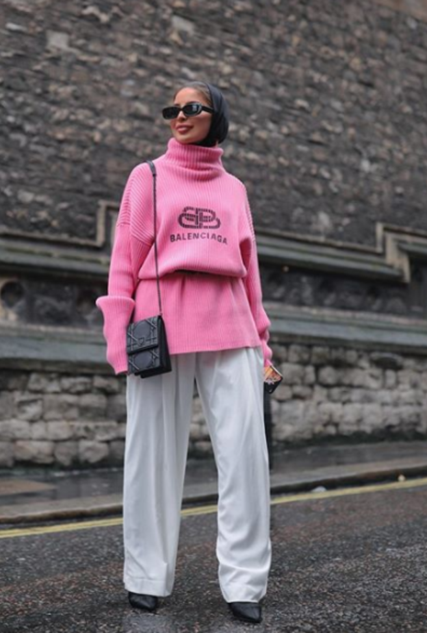 اختارت مرمر تنسيق أنيق في بنطلون رمادي واسع