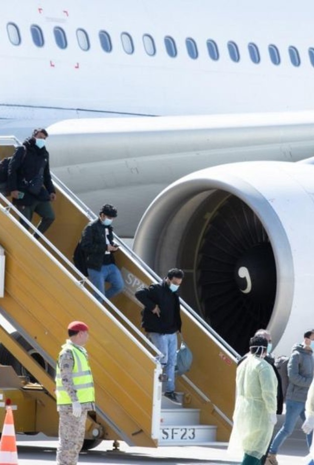 الطلاب السعوديين لحظة وصولهم لأرض الوطن