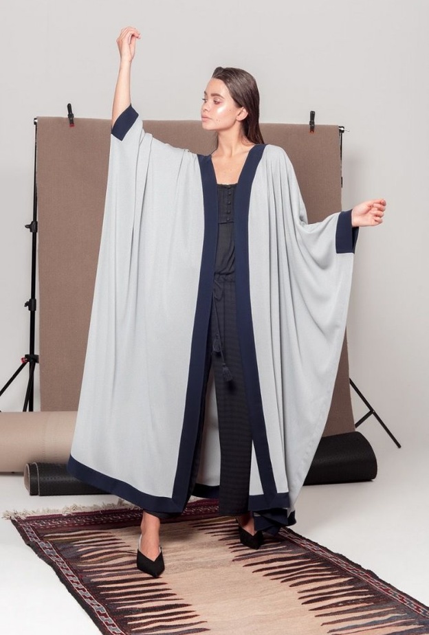 عبايات باللون الرمادي