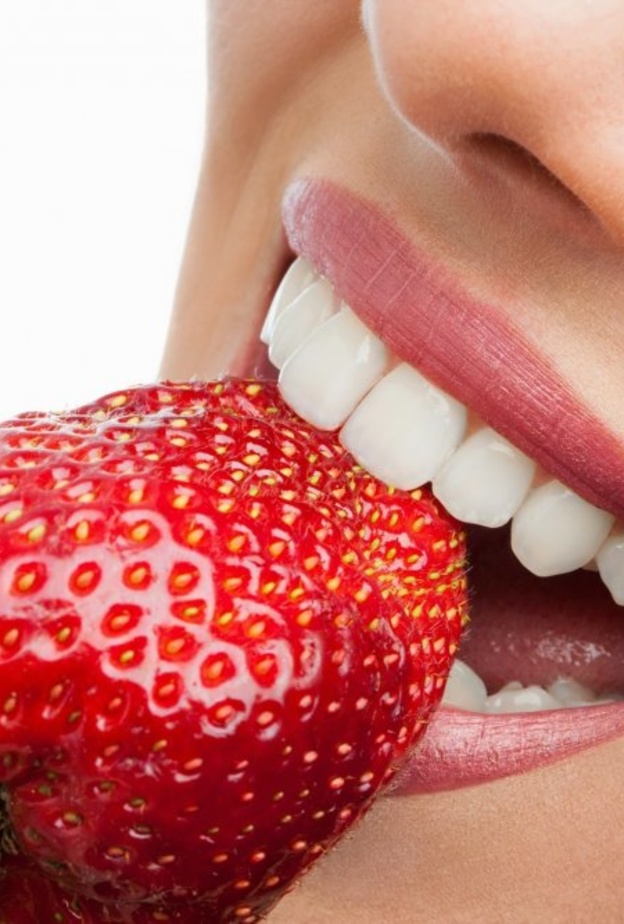 الفراولة يعزز العلاقة الجنسية بين العروسين