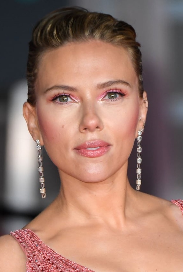 احمر شفاه داكن وجريء من Zazie Beetz