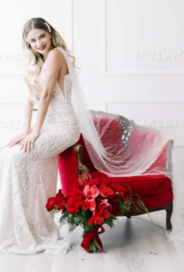 الاكسسوارات الحمراء للعريس جزء من ثيمات زواج يوم الحب