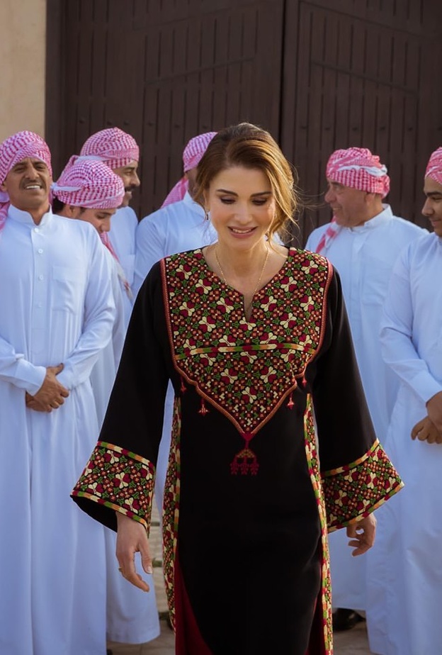  اطلالات متجددة للمكلة رانيا بموضة القفطان الازرق