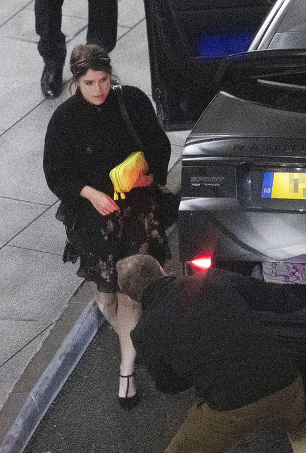 أحدث ظهور للأميرة يوجين في مطار هيثرو