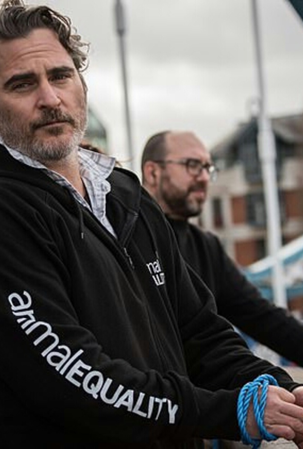 واكين فينيكس يدافع عن حقوق الحيوانات 