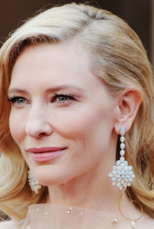 أنجلينا جولي ترتدي أقراط زمرد من لورين شوارتز في أوسكار 2009