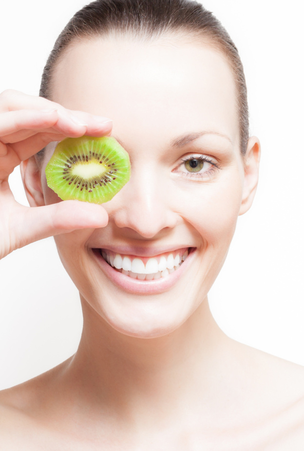 احصلي على بشرة متوهجة ورائعة بعد استعمالك لماسك الكيوي الطبيعي