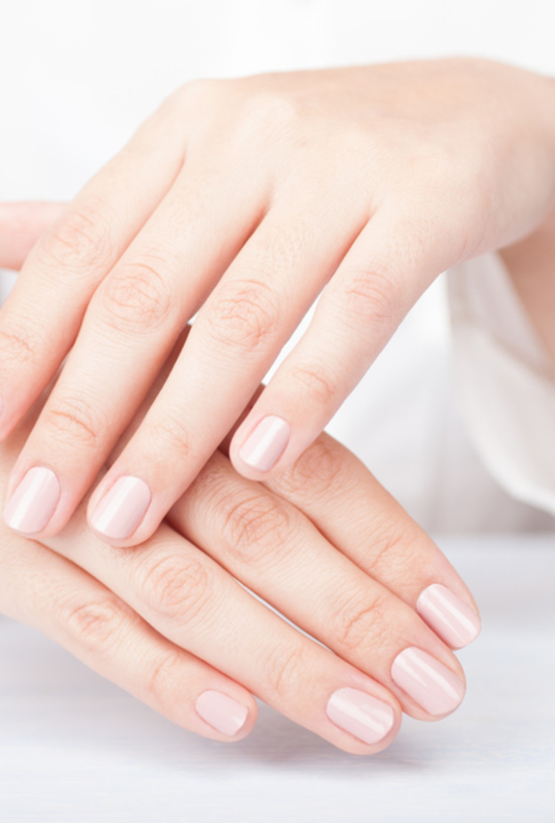 استخدمي التقشير بالقهوة لليدين المتشققة