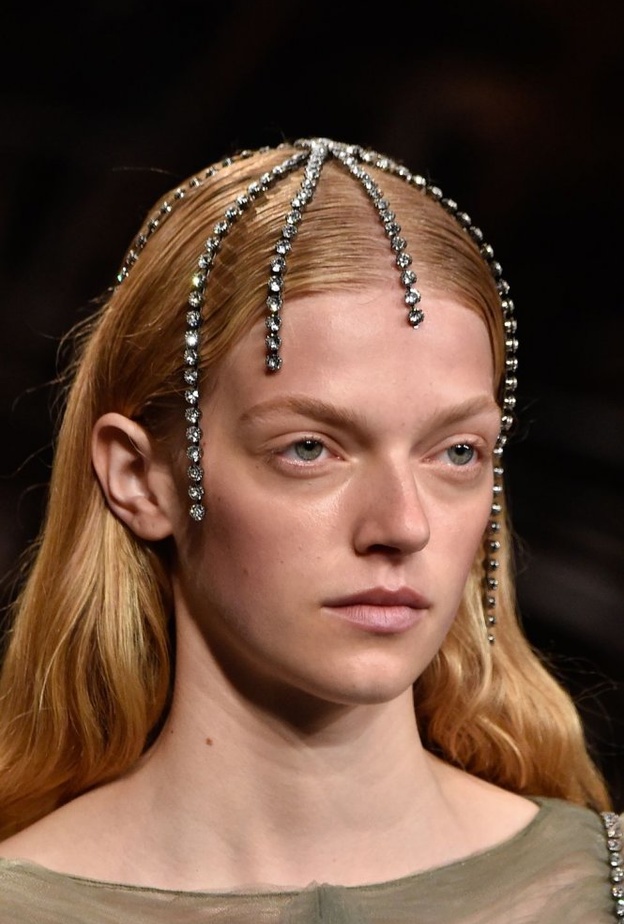  اكسسوارات شعر منسدلة على الجبين من دار Khaite