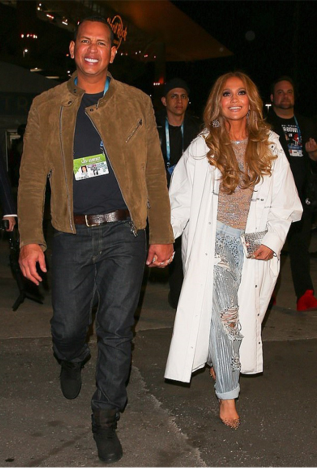 جنيفر لوبيز Jennifer Lopez بموضة الجينز الواسع البراق مع المعطف الابيض