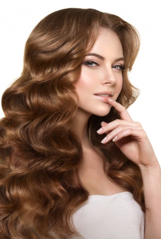 طرق طبيعية كثيرة تساعدك في تعطير الشعر