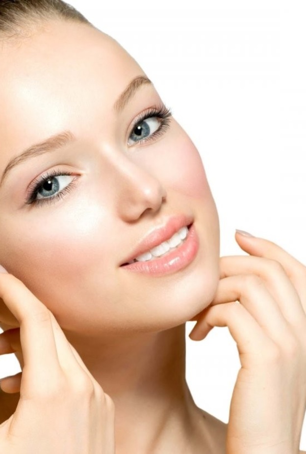 إذا كانت بشرتك حساسة، جربي هذه الخلطات الطبيعية التي ستهدأ بشرتك وتعطيها رونقاً وبياضاً طبيعياً