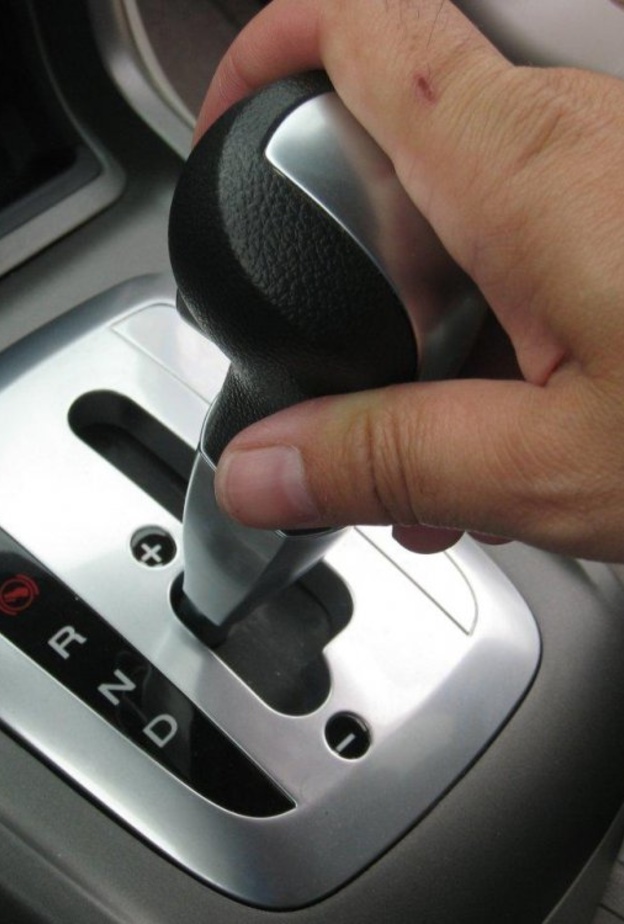 ارتفاع درجة حرارة المحرك عن الحد الملائم وهو ما يتسبب في ذوبان المكابس في المحرك