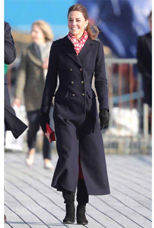 زيّنت عنقها بشال بنقشة القلب باللونين الأحمر والأبيض من Beulah London