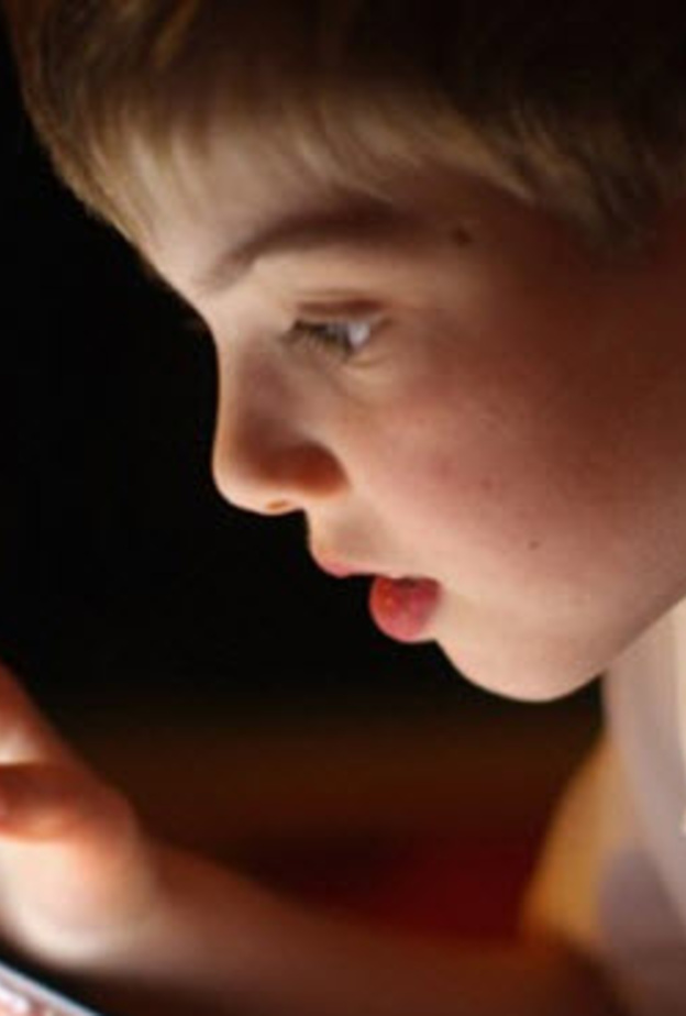 اضرار الهاتف المحمول على عيون الاطفال وكيفية تجنبها