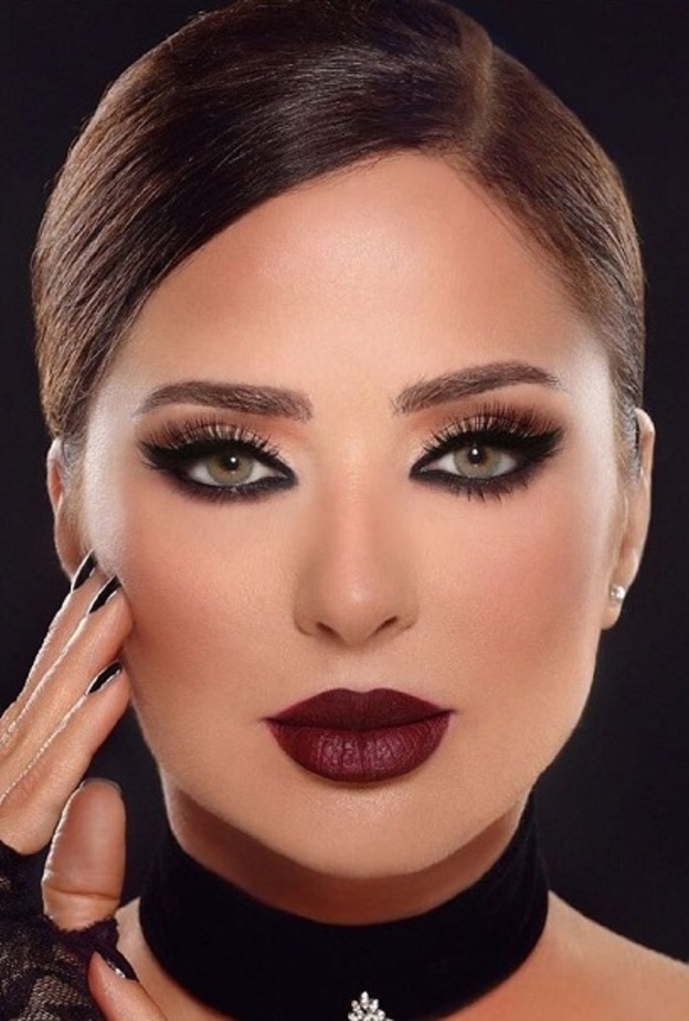 وفاء الكيلاني تختار احمر شفاه مخملي عنابي