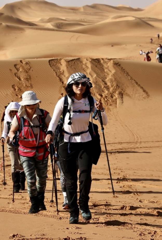 من أبوظبي إلى العين .. 60 سيدة تشاركن في مسيرة النساء التراثية