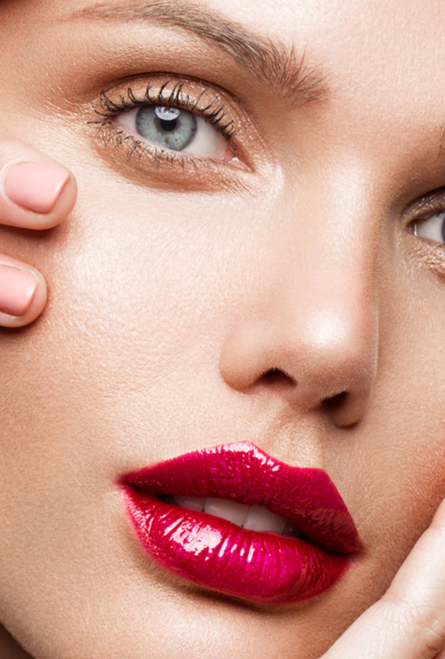 اختاري لون الأظافر النيود لإبراز جمال يديك