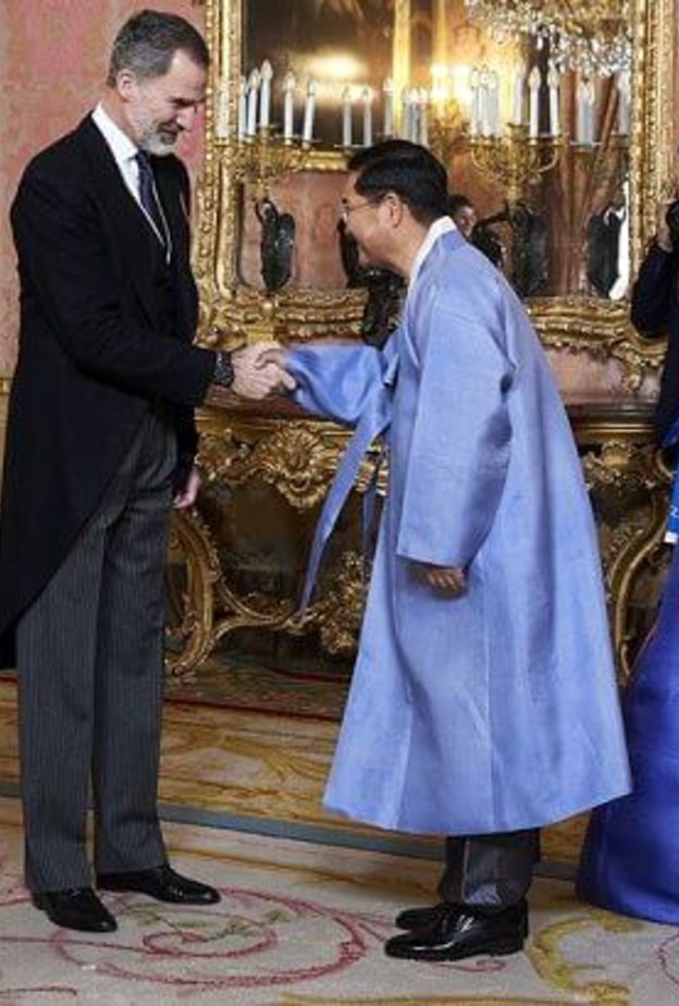 الملكة ليتيزيا بأقراط أنيقة من Bulgar وخاتم من Karen Hallam